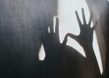 Torturato e legato in un garage da due 15enni: la storia da incubo di un 13enne