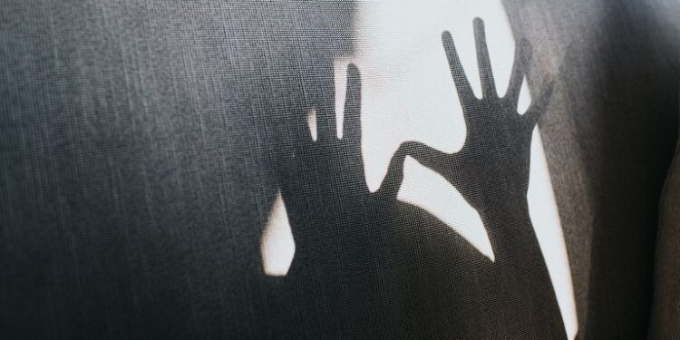 Torturato e legato in un garage da due 15enni: la storia da incubo di un 13enne