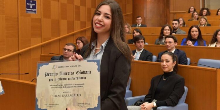La studentessa catanese Irene Barbagallo riceve il premio America Giovani