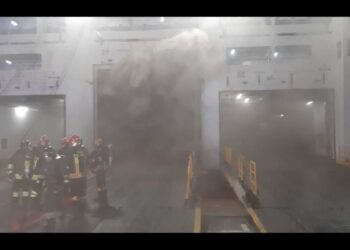 Incendio  non ancora spento a Palermo al porto sulla nave della Gnv