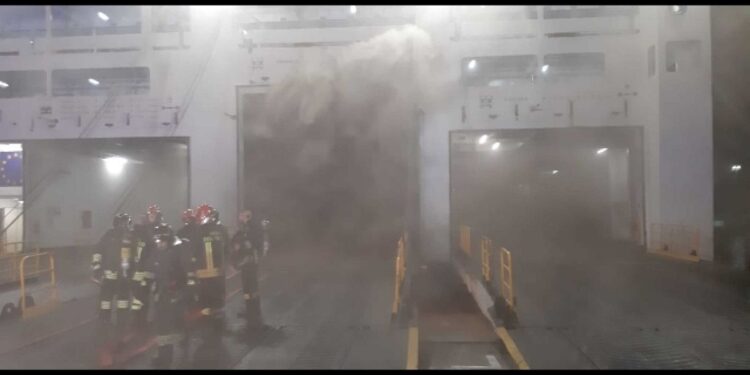 Incendio non ancora spento a Palermo al porto sulla nave della Gnv