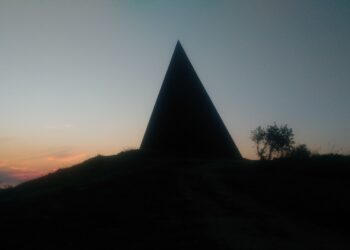 La Piramide 38° Parallelo, una delle meraviglie di Fiumara d’Arte