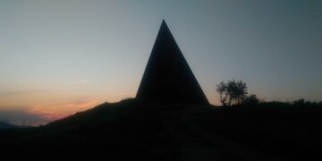 La Piramide 38° Parallelo, una delle meraviglie di Fiumara d’Arte