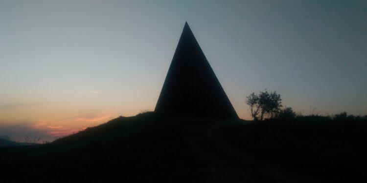 La Piramide 38° Parallelo, una delle meraviglie di Fiumara d’Arte