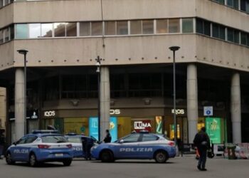 Muore operaio: cade dal secondo piano di una banca