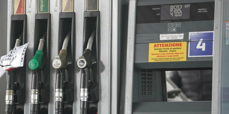 Antitrust: istruttorie su Eni, Esso, Ip, Kuwait e Tamoil dopo esposto Codacons