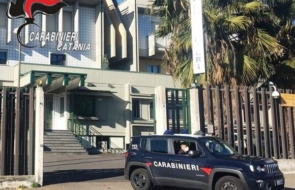 Ricatta l’ex compagna con filmati “intimi”: arrestato