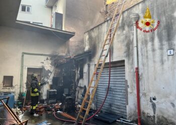 Incendio distrugge appartamento in via del  Gargano a Catania