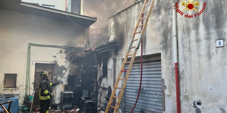 Incendio distrugge appartamento in via del  Gargano a Catania
