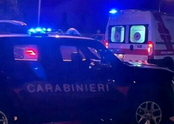 Fa marcia indietro con l’auto e investe e uccide la moglie