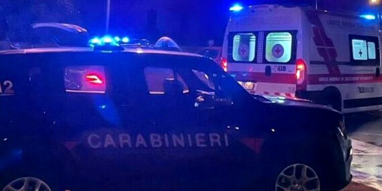 Fa marcia indietro con l’auto e investe e uccide la moglie