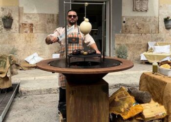 Scopre un tumore e cambia vita. La storia del poliziotto che diventa influencer del cibo