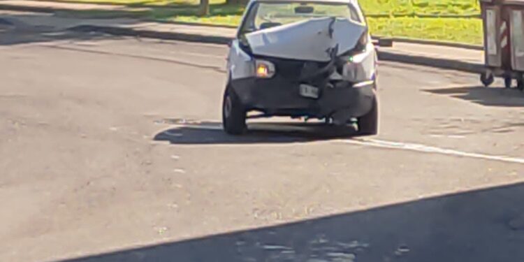 Sbatte contro un’inferriata del cimitero e scappa