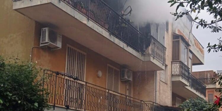 Trovato corpo carbonizzato nell’incendio di una palazzina a Catania