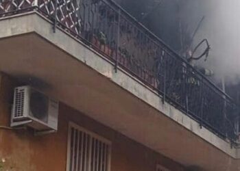 Panico in via Vasta per l’incendio di una palazzina