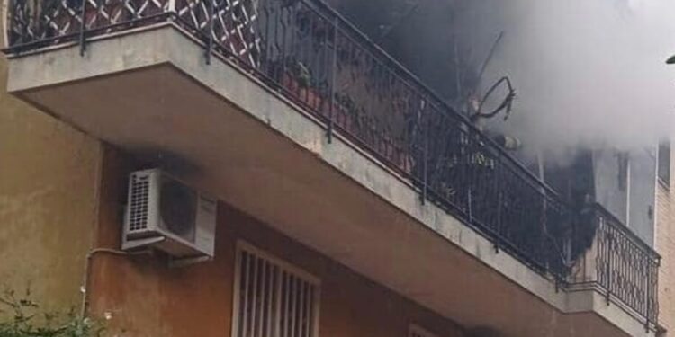 Panico in via Vasta per l’incendio di una palazzina