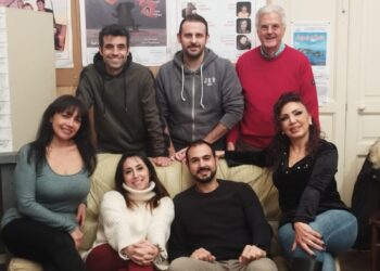 Uno due tre… faccio tutto da me”. A Catania la commedia brillante sulla società “spersonalizzata”