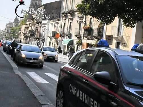 Ruba profumi in via Etnea: in manette pregiudicata di 44 anni