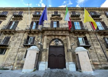 Bandiere a mezz’asta alla Regione Siciliana per Biagio Conte