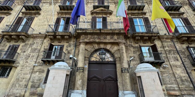 Bandiere a mezz’asta alla Regione Siciliana per Biagio Conte