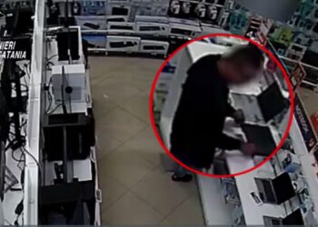 In manette ladro recidivo: 10 furti tra carte di credito, cellulari e gioielli