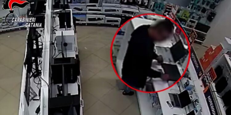 In manette ladro recidivo: 10 furti tra carte di credito, cellulari e gioielli