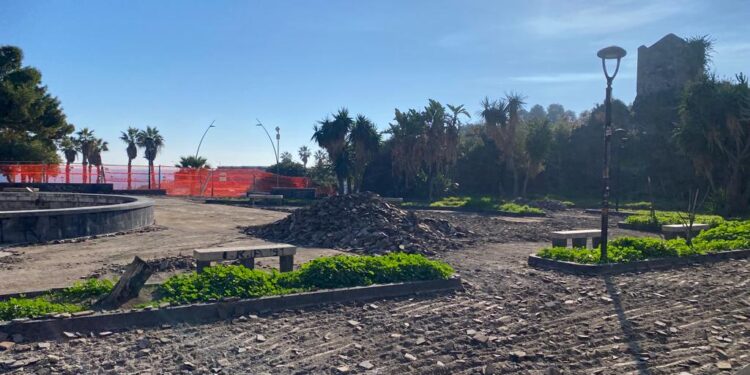 Catania: ruspe e operai in azione per la rigenerazione green in piazza Europa