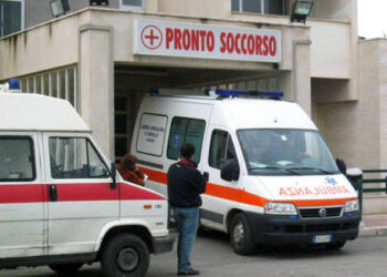 Distrugge la porta del pronto soccorso e minaccia le guardie giurate