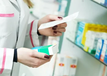 Rapina in una farmacia: due giovani armati svuotano le casse