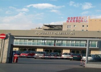 Picchia e brucia con sigarette il figlio di 4 anni che colpisce con un corpo contundente