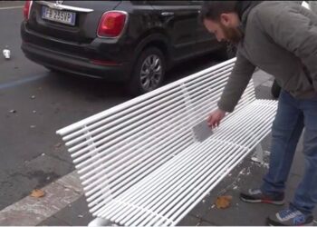 Catania: in Corso Italia una panchina bianca per le vittime della strada