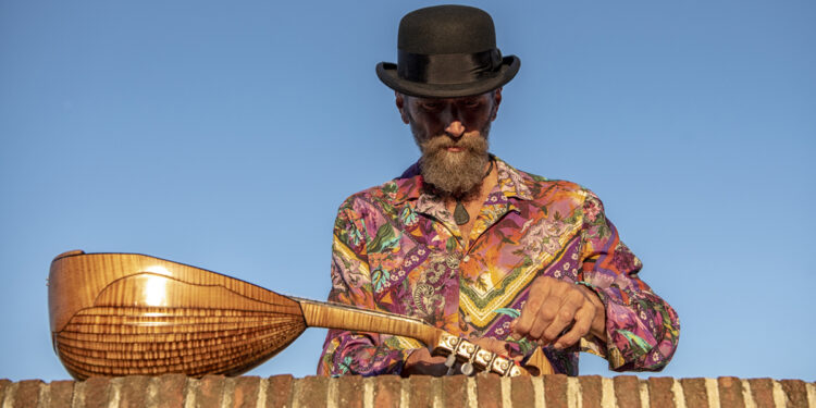Il mandolinista di fama internazionale Carlo Aonzo sul palco del Bellini il 9 febbraio