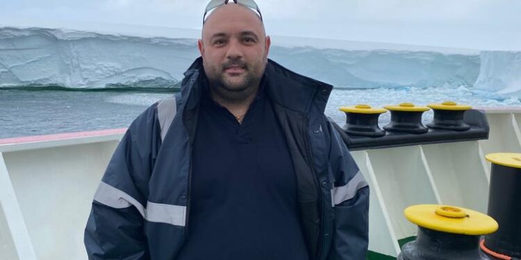 Claudio Ingalisi di Acitrezza, sulla nave rompighiaccio italiana “Laura Bassi”