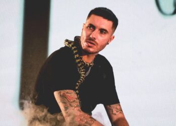 L’Elfo ha cantato la sigla iniziale del programma di Fiorello, “Viva Rai 2”