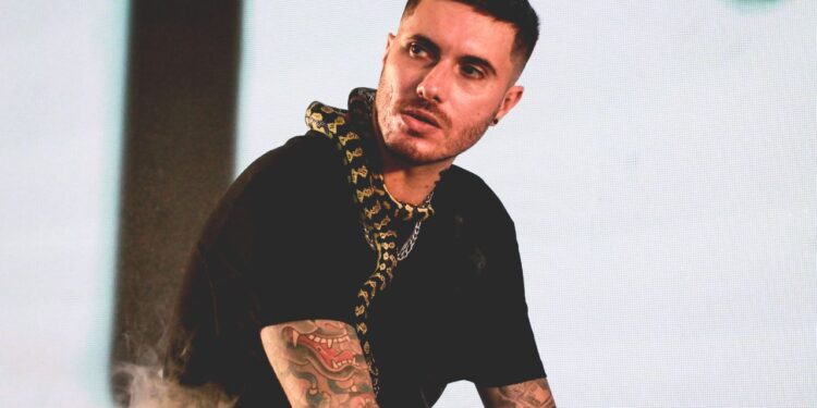 L’Elfo ha cantato la sigla iniziale del programma di Fiorello, “Viva Rai 2”