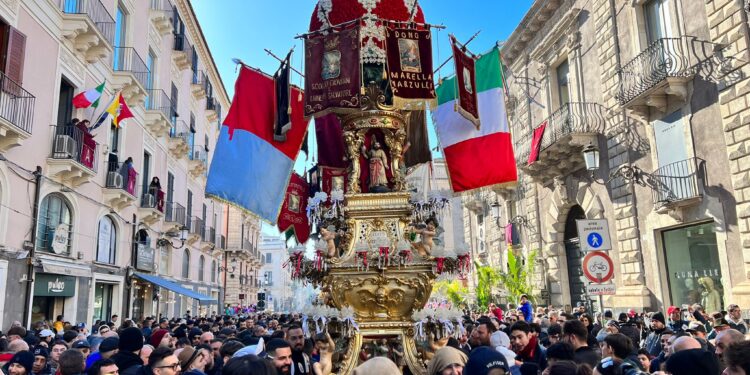 Sant’Agata 2023: uscita della carrozza del Senato, candelore e stasera i fuochi