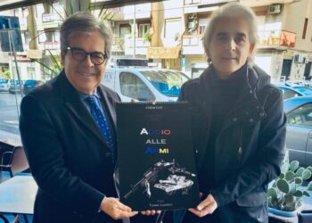 Il Codacons consegna al Presidente del consiglio nazionale dell’ANCI Enzo Bianco, calendario “Addio alle armi”