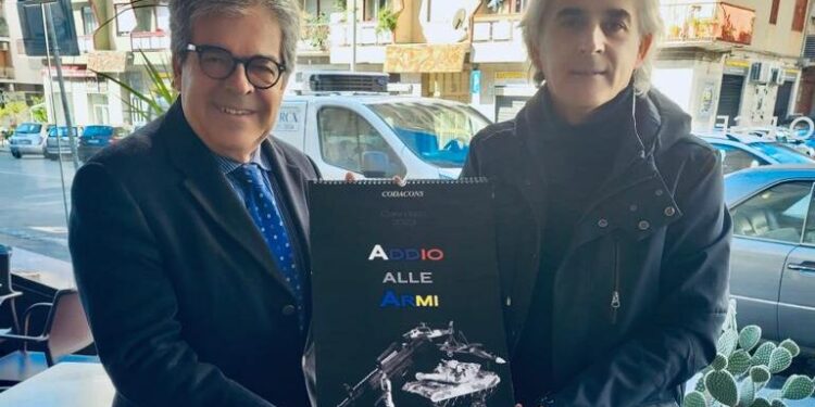 Il Codacons consegna al Presidente del consiglio nazionale dell’ANCI Enzo Bianco, calendario “Addio alle armi”
