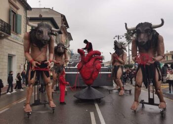Carnevale di Viareggio: l’acese Matteo Raciti primo classificato nella sezione “Mascherate di gruppo”