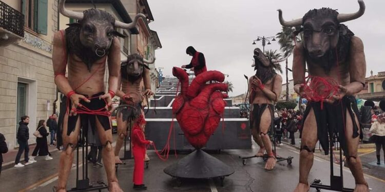 Carnevale di Viareggio: l’acese Matteo Raciti primo classificato nella sezione “Mascherate di gruppo”