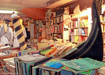 Un viaggio tra i canali di Venezia per scoprire la “Libreria Acqua Alta”