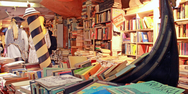 Un viaggio tra i canali di Venezia per scoprire la “Libreria Acqua Alta”