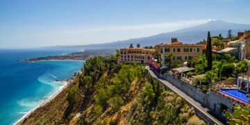 Taormina la città d’Italia più romantica per coppie e single in cerca dell’amore