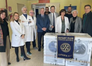 Il mago catanese Dimis dona una lavatrice e asciugatrice all’Hospice Pediatrico del Garibaldi