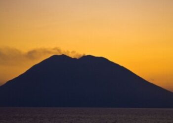 Stromboli: colata lavica in lento raffreddamento