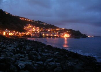 Santa Maria la Scala: una spiaggia composta da sassi lisci in pietra lavica e…