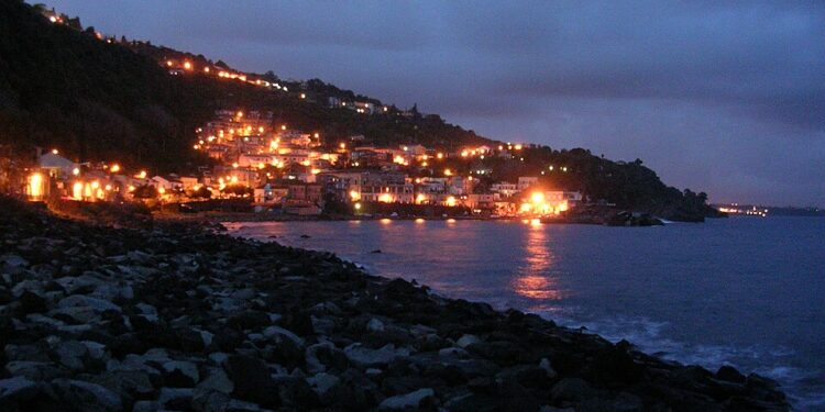 Santa Maria la Scala: una spiaggia composta da sassi lisci in pietra lavica e…
