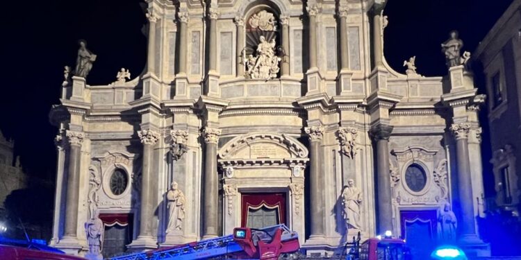 Catania: omaggio floreale a Sant’Agata in occasione dell’8 marzo per dire no alla violenza sulle donne