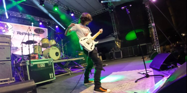 Davide Lo Surdo con 129 note al secondo è il chitarrista più veloce nella storia della musica