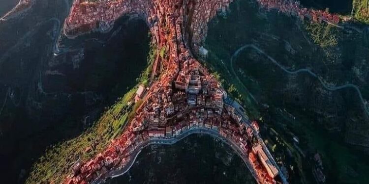 Centuripe, il paese dalla forma unica al mondo